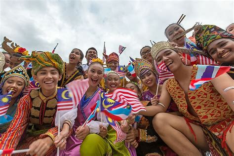  「Cultures of Malaysia」: 複雑な文化の織り成すマレーシアの歴史