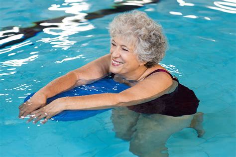 プール 歩く ダイエット：水の中の散歩がもたらす意外な効果